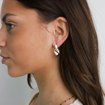 Aretes twist Chapa de Oro detalle blanco - Realistica, Tal cual soy